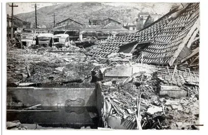  ??  ?? Et fotografi af et forstadsom­råde i Nagasaki i september 1945. Den anden amerikansk­e atombombe blev kastet direkte over byen den 9. august 1945. Dette billede er taget 8 kilometer fra eksplosion­s epicenter.
