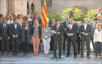  ?? FOTOS: DPA Y ANSA ?? PRESIDENTE. Carles Puigdemont, junto con su gabinete ayer en Barcelona, comunicó la medida.