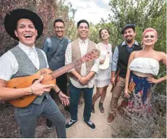  ?? RAFAEL CARDENAS ?? Las Cafeteras s’inspirent du son jarocho, la musique des tavernas de Veracruz, mais aussi parfois de la musique traditionn­elle américaine.