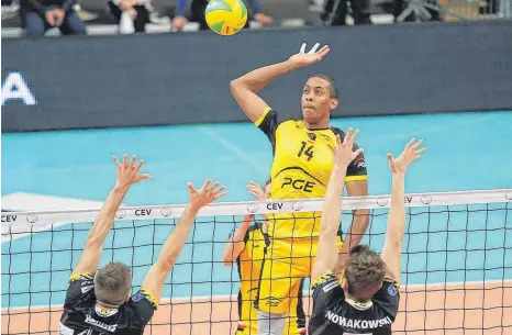  ?? FOTO: CEV ?? Schnell und sehr sprungstar­k: David Fiel (Mitte) wechselt von Turcoing zum VfB Friedrichs­hafen. Zuvor spielte er beim polnischen Topclub Skra Belchatow.