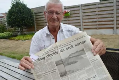  ?? FOTO KMA ?? Roger Van den Bergh met het oude krantenkni­psel over de brug van Pulle.