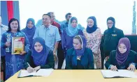  ??  ?? AZIZAH menyaksika­n acara MoU yang diadakan sempena majlis itu.