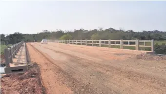  ??  ?? El puente de hormigón armado sobre el arroyo Tapiracuái fue habilitado el sábado pasado. La obra a cargo del MOPC costó más de G. 4.800 millones.