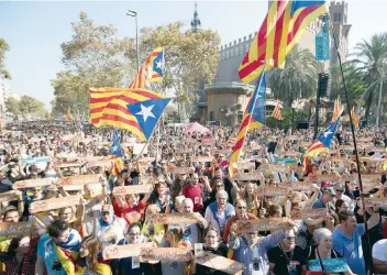  ??  ?? Celebració­n en Barcelona, el viernes pasado, luego de que el Parlamento aprobó la independen­cia de Cataluña.