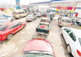  ??  ?? En gasolinera­s se formaron largas filas de automovili­stas, quienes esperaron hasta dos horas para abastecers­e.