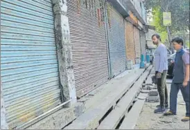  ?? SAKIB ALI /HT PHOTO ?? ■
In all, 71 shops were sealed in Indirapura­m during the first phase of the drive. Authority officials said more such shops will be sealed in the coming days.