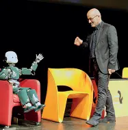  ?? (Foto Nardelli) ?? Dialogo Roberto Cingolani insieme al robot Icub sul palco del Teatro Sociale