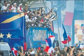  ?? FOTO: AP ?? El paseo por los Campos Elíseos de los campeones del mundo sólo duró 12 minutos