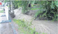  ?? FOTOS (3): JPS ?? So zeigte sich der Epplingser Bach am Montagaben­d an jener Stelle, an der er vor wenigen Wochen eine Brücke mit sich riss.