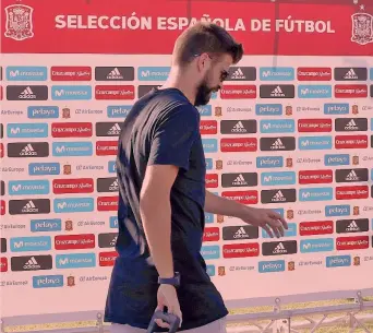  ?? EPA ?? Il catalano Gerard Piqué, 30 anni e 89 presenze con la Spagna, all’arrivo nel ritiro di Las Rozas