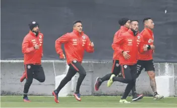 ??  ?? ► Los jugadores de la Roja, durante la práctica de ayer.