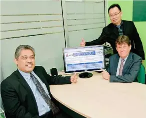  ??  ?? (From left) Deputy pro vice-chancellor Prof Yudi Samyudia, Prof Kerr and Assoc Prof Lau give the thumbs up after viewing Curtin Sarawak’s rating on the Malaysian Qualificat­ions Agency’s website.