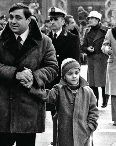  ??  ?? In piazza a Milano
Walter Tobagi (1947-1980) con il figlio Luca a Milano in piazza Duomo il 6 gennaio 1979, un anno e mezzo prima di essere assassinat­o. Dietro di lui, a sinistra, Ferruccio de Bortoli (foto di Uliano Lucas)