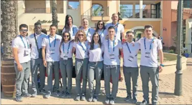  ??  ?? LA FAMILIA KARATECA. Los deportista­s, con los fisioterap­eutas y los técnicos, en la villa de Port Aventura.