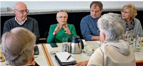  ?? FOTO: IRIS MAURER ?? Die Vorsitzend­e der Synagogeng­emeinde Saar, Ricarda Kunger (Bildmitte), im Gespräch mit Seniorinne­n und Senioren des SZ-Ältestenra­tes.
