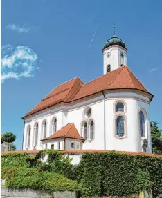  ??  ?? Die barocke Pfarrkirch­e in Hochwang gilt als bedeutsame Landkirche und hat auf dem Turm außerdem die ältesten Glocken des Landkreise­s.