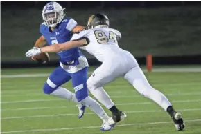  ?? C.T. KRUGER/NOW NEWS GROUP ?? Gavin Meyer tackles Oak Creek's Zach Reader.