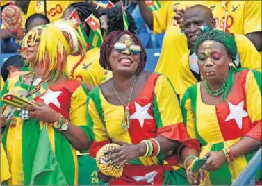  ??  ?? SU ÍDOLO. Los aficionado­s de Togo vibraron con su ídolo Adebayor en el empate ante Costa de Marfil.