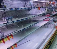  ??  ?? Scaffali vuoti
Paura di rimanere senza spessa: ecco come appariva ieri l’interno di un supermerca­to a Sedico