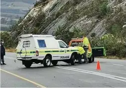  ??  ?? Die polisievoe­rtuig weer terug op sy wiele nadat dit in die pas omgeslaan het.