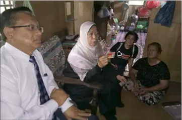  ??  ?? Zuraida (second left) shows reporters Rose’s red IC. At left is Dr Teo while Rose is at right.