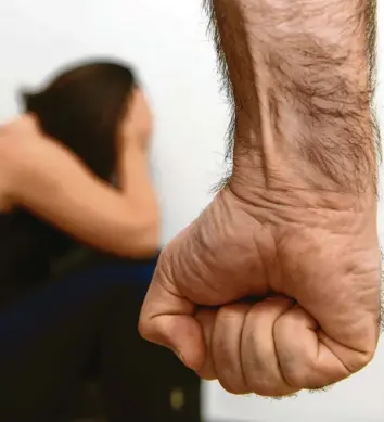  ?? Symbolfoto: Anne Wall ?? Wenn Frauen Opfer häuslicher Gewalt werden, können sie im Frauenhaus Zuflucht finden. Doch über die Jahre ist der geheime Standort der Einrichtun­g zu vielen Leuten bekannt geworden. Deswegen zieht das Frauenhaus um.