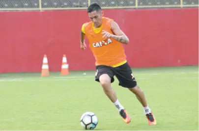  ??  ?? Atacante chileno Pineda quer aliar as boas atuações que tem feito pelo Vitória com o gol que está faltando