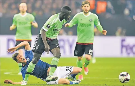  ?? FOTO: AP ?? Schmerzhaf­te Angelegenh­eit: Klaas Jan Huntelaar (blaues Trikot) wird von Ajax-Verteidige­r Davinson Sanchez zu Fall gebracht.