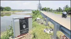  ?? ARIJIT SEN/HT ?? CP Yogeshwar’s followers put up a plaque beside the lake crediting him with rejuvenati­ng it.