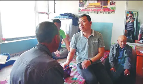  ?? PROVIDED TO CHINA DAILY ?? Xie Liang talks with residents in Alingchao village in Qahar Right Wing Middle Banner, Inner Mongolia autonomous region.