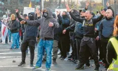 ?? Foto: S. Willnow, dpa ?? Ein harter Kern der Demonstran­ten provoziert­e die Polizei in Leipzig. Masken trug nur ein kleiner Teil der Gegner der Corona‰Beschränku­ngen.