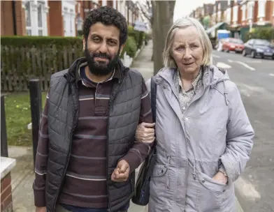  ?? FOTO: HAL SHINNIE ?? ■
Adeel Akhtar och Gemma Jones bor på en etniskt och socialt mixad gata i London.