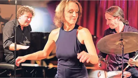  ?? FOTO: HILDENER JAZZTAGE ?? Pia Neises hat schnelle Füße. Die Tap-Tänzerin tritt mit dem Martin-Sasse-Trio beim Jazz im Park auf – am Fronleichn­amstag (31. Mai) ab 15 Uhr auf dem Gelände von Haus Horst, Horster Allee 22.