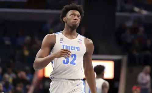  ?? Associated Press ?? James Wiseman had 17 points and nine rebounds hours in Memphis’ win against Illinois-Chicago, hours after getting a temporary restrainin­g order from a court allowing him to play.