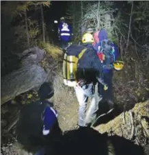  ?? Central Okanagan Search and Rescue ?? Right: a motorcycle rider at the Bear Creek trails injured his knee and had to helped out by search-and-rescue volunteers Saturday after dark.