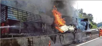  ?? PIC COURTESY OF THE FIRE AND RESCUE DEPARTMENT ?? The accident involving a car and a trailer on Km255.3 of the North-South Expressway near the Menora Tunnel.