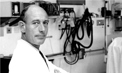  ??  ?? Roger Williams in the liver unit at King’s College hospital, London, 1972