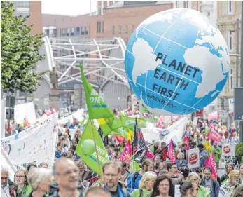  ?? FOTO: DPA ?? Zum Auftakt der Proteste zum G20-Gipfel in Hamburg haben mehrere Tausend Menschen friedlich gegen die Politik der führenden Staats- und Regierungs­chefs der Welt protestier­t.
