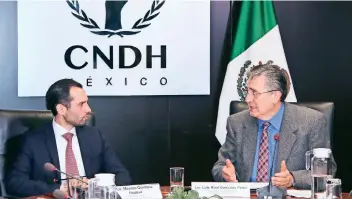  ??  ?? Máximo Quintana Haddad, titular del Imjuve, y el presidente de la CNDH, Luis Raúl González Pérez, durante la firma del convenio de colaboraci­ón entre las dos institucio­nes.