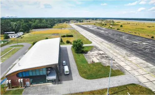  ?? Foto: dpa/Patrick Pleul ?? Trostloser Blick vom Tower des insolvente­n Flugplatze­s Drewitz nahe Cottbus auf die marode Piste