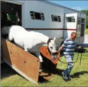  ?? PAUL POST — PPOST@DIGITALFIR­STMEDIA.COM ?? A horse arrives at White Hollow Farm in Stillwater for the Skidmore College Saratoga Classic Horse Show that begins Wednesday.