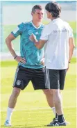  ?? FOTO: DPA ?? Ein Trainer und sein Leader – Joachim Löw und Toni Kroos (li.)