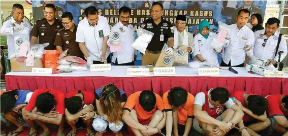  ?? GUSLAN GUMILANG/ JAWA POS ?? HASIL KERJA KERAS: Kasatresko­ba Polrestabe­s Surabaya Kompol Memo Ardian membeberka­n hasil pengungkap­an jaringan narkoba dari semua polsek jajaran wilayah Surabaya di halaman polrestabe­s kemarin (8/10).