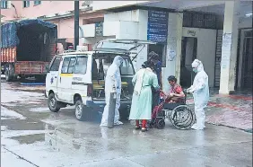  ?? PRAFUL GANGURDE / HT PHOTO ?? A Covid-19 patient arrives in Thane Civil Hospital for treatment in Mumbai.