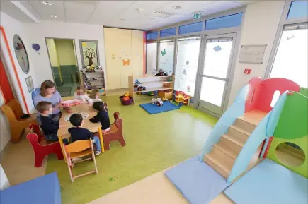  ??  ?? La mairie rouvrira ses deux plus grands établissem­ents communaux à Monaco-ville et à la Condamine pour permettre l’accueil d’enfants dans des conditions sanitaires efficaces. (Photo archives Cyril Dodergny)