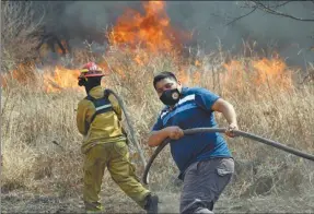  ??  ?? CUERPO A CUERPO. Brigadista­s y bomberos voluntario­s de los servicios de la provincia de Córdoba combaten con ayuda de camiones y piden más aviones hidrantes. Los focos localizado­s en Alta Gracia, Río Cuarto y Falda del Carmen son algunos de los que presentan más desafíos.