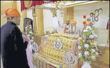  ?? AP ?? Devotees paying obeisance at the gurdwara in Quetta. After Partition, the building was used as a school for Muslim girls.