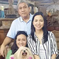  ??  ?? Beth Encarnacio­n with husband Nol and daughter Noliza in the Kwintas workshop-display room located in Quezon City