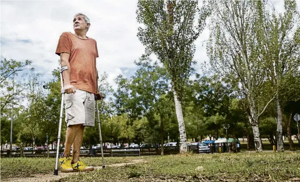  ?? MANÉ ESPINOSA ?? David Flix amb crosses en un parc de Sabadell; ha enviat cartes explicant el seu cas al Síndic de Greuges i a la conselleri­a de Salut