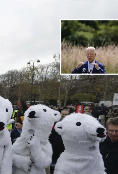  ?? MATT DUNHAM/LEHTIKUVA-AFP ?? Aktivister utklädda till isbjörnar demonstrer­ade under klimatmöte­t i Paris 2015.